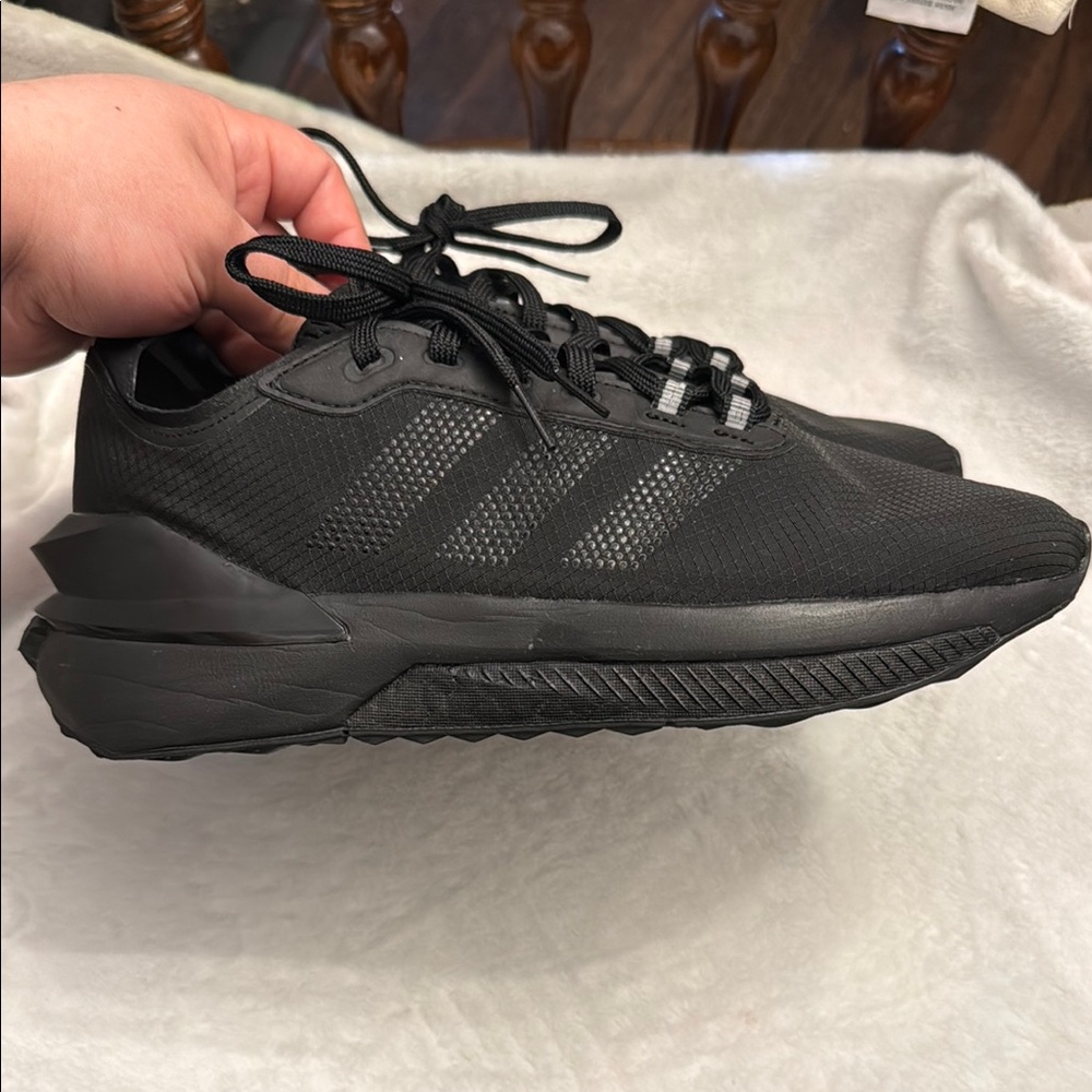 Adidas AVRYN SHOES (6.5) Youth